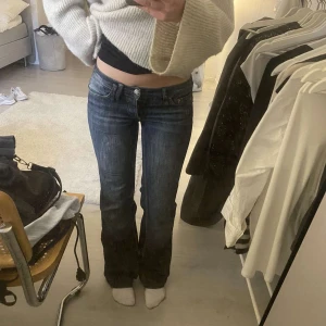 Vintage jeans  - Snygga Lågmidjade jeans, midjebredden är 41,5cm och Innerbenslängden är 83cm💓💓jag är 167 som referens 
