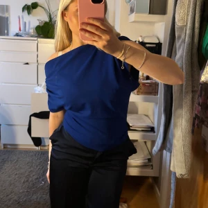 Asymmetrisk topp  - Såå fin asymmetrisk top från zara, har bara använt den några fåtal gånger❤️❤️