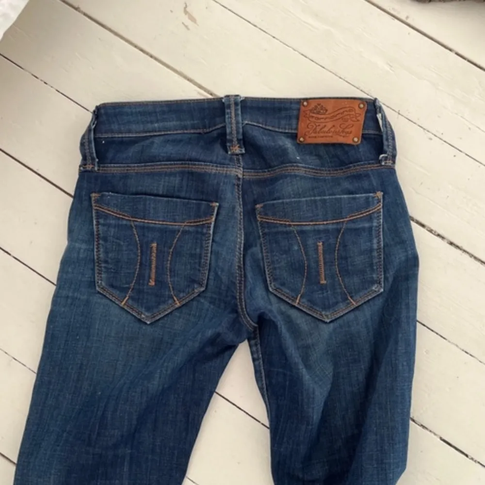 Jättesnygga bootcut jeans från fornania!  Innerben 86 Midja 36. Jeans & Byxor.