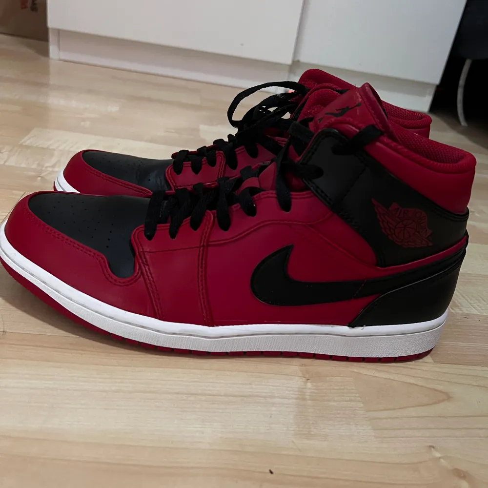Nike Jordans mid 1 röda använda 4 gånger 9/10 i sick, lite creasade på höger sko, digitalt kvitto finns om det önskas . Skor.