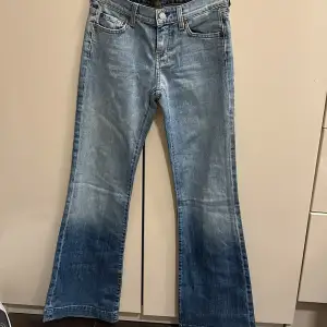 Säljer dessa jätte fina lågmidjade jeans y2k från 7 for all mankind i storlek W26. Pris kan diskuteras vid snabb affär. Köp den nu!🩵