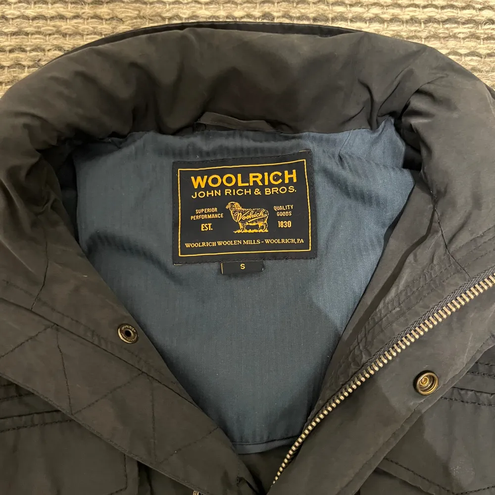 Säljer min Woolrich field jacket i storlek S. Den har inga  skador, den är sparsamt använd. Passar bra till alla årstider. Dma om du har några frågor. Först till kvarn😊. Jackor.