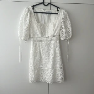 Vit studentklänning  - Superfin klänning som är helt oanvänd, prislappen sitter kvar 