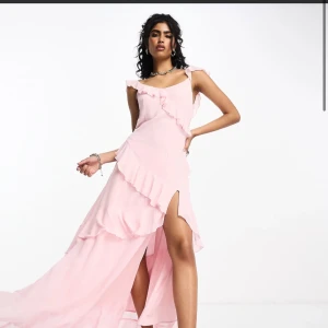 Rosa balklänning - Nu säljer jag min älskade 18-års klänning. Endast använd en gång och knappt inga tecken på användning finns, inte vad jag kan se iallafall. Väldigt lång, passade mig (169cm) med 8cm klackar. Köpt för 729kr på Asos.