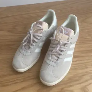 Adidas gazelle skor! | skick 10/10 (helt nya) | bara skorna fås med | nypris: 1200kr vårt: 899kr | Storlek 43 1/3 / Uk 9 |fler frågor eller funderingar skriv pm!