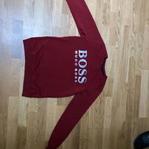 Hugo boss hoodie - Hugo boss hoodie,storlek S skick 10/10 används inte längre,priset kan alltid diskuteras.