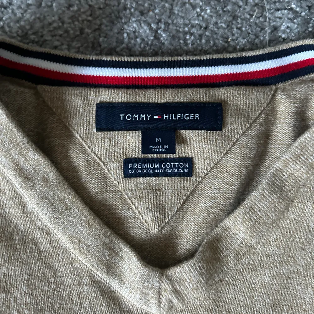 Jag säljer en Tommy hilfiger v neck I storlek m. material premium cotton otroligt fin tröja pris kan diskuteras och om du har några funderingar skriva .. Tröjor & Koftor.