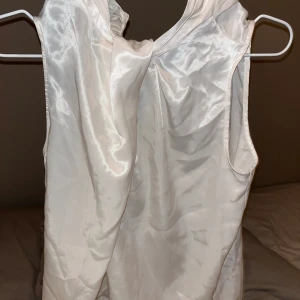 Zara - Vit siden topp ifrån Zara i strl XS i nyskick aldrig använd 🤍