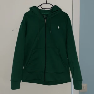 Ralph lauren hoodie - Nyskick 9/10 | storlek S | pris: 699kr💸 Säljer för att den inte kommer till användning. Kan inte garantera äkthet då den köptes begagnad
