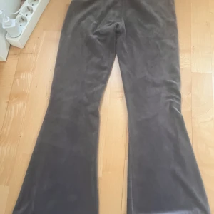Mörk biega mjukisbyxor - Säljer dessa mörk biega mjukisbyxorna då de inte kommer till användning längre. Byxorna är i storlek 146/152. Men passar nog XXS & kanske XS!🫶🥰