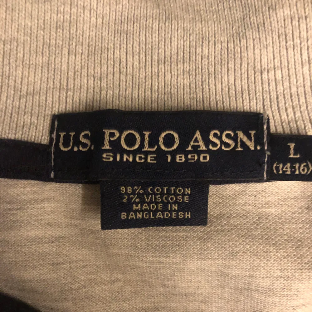 Säljer denna Pikétröjan från Us polo assn som är nästan helt oanvänd för endast 199kr,  köpte den för 500kr   . T-shirts.