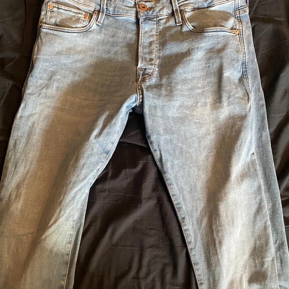 Jack n Jones jeans slim   Stl 33-32 bra skick  Perfekt inför sommaren. Jeans & Byxor.