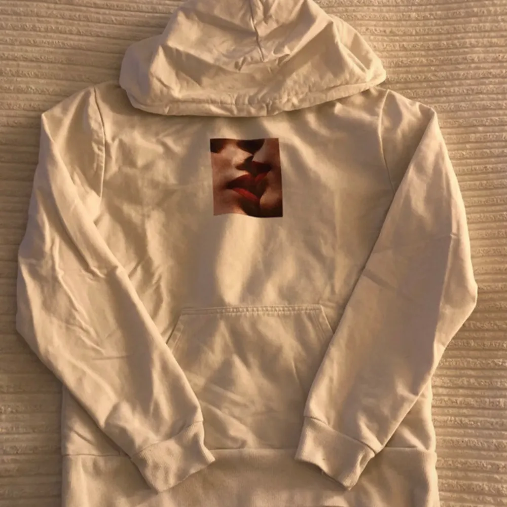 Snygg vit hoodie med tryck ifrån Stay, säljer pga att den inte passar🩷. Hoodies.