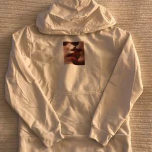 Snygg vit hoodie med tryck ifrån Stay, säljer pga att den inte passar🩷