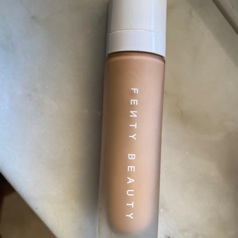 Fenty beauty matte foundation  Det finns fortfarande cirka 70% av produkten kvar . Accessoarer.