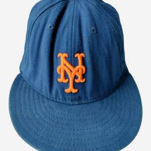 New York~New Era 59Fifty Fitted keps 57.7cm authentic collection. Vintage I bra begagnat skick. 