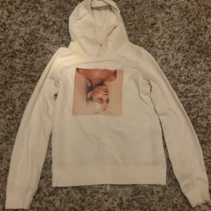 Ariana Grande hoodie  - Storlek 158/164, vit, 