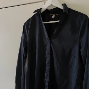 Svart skjorta - En fin silkes skjorta