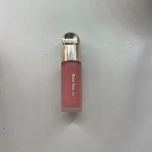 Rare beauty blush💞 - Superfin blush från rare beauty i färgen happy💞 (Den vanliga storleken)  Använd fåtal gånger så är otroligt mycket kvar i den❤️ Köpt detta året från Sephora! 