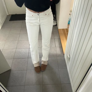 Jeans - Beigejeans från weekday i modellen ”pin” som aldrig kommit till användning.