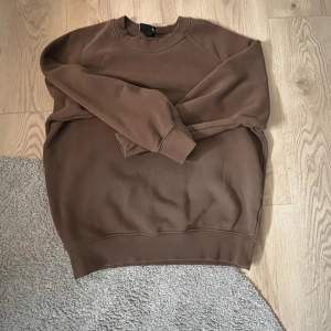 En brun oversized tröja från H&M som ej kommer till användning. Skönt till sena kvällar eller när det är kyligt ute. Hoppas den kommer tills vändning hos någon annan. Storlek S men passar M för att den är oversized. Hör av dig vid funderingar✅✅✅