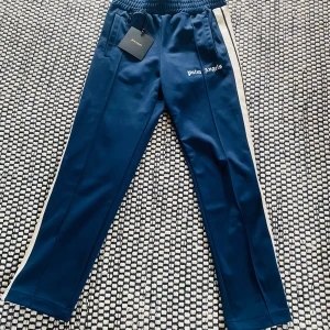 Palm Angels Track Pants - Tjena! Säljer nu mina Palm Angels Navy Blue! Tags, låda & kvitto medföljer!  Storlek : M Cond : 10/10 Pris : 1499:- Nypris : 3499:-