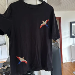 Axel arigato t-shirt - Axel arigato T-Shirt Storlek M Ny pris 1250 Mitt pris 600 Änvänd fåtal gånger, inga märken/fläckar/hål