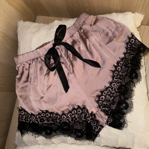 Pyjamas shorts spets satin - Använda få gånger, storlek XS men passar S/M då det är töjbara. Säljer likadana i röd färg med svart spets. Kan samfraktas tillsammans. 