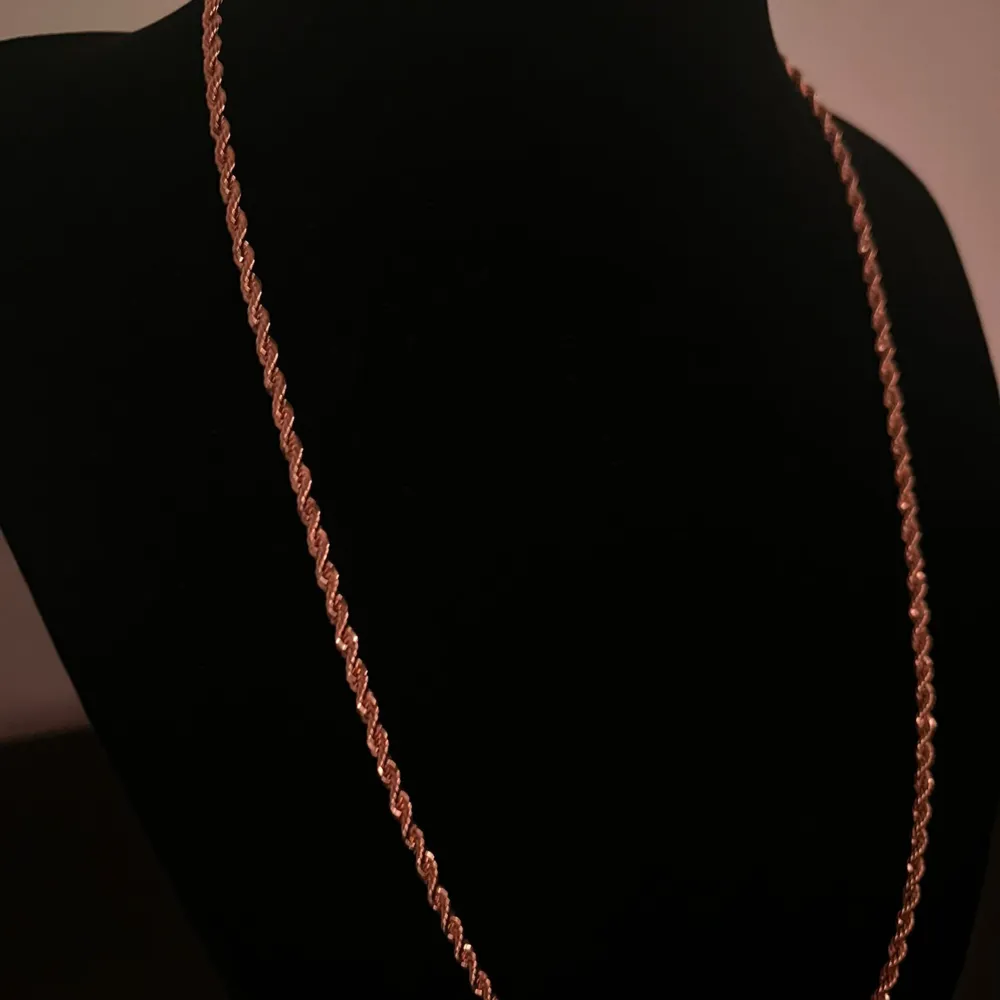 Väldigt fin guldplaterat halsband med en tredig snurr design🤩 Halsbandet är OANVÄNDT✅  Det går att frakta eller mötas upp i malmö. Skriv om det finns frågor som du har!. Accessoarer.