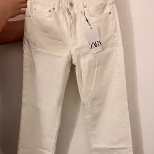 Fina vita jeans från zara med detaljer. Helt oanvända prislapp är kvar som ni ser på bilderna. Skulle säga att dom är lite små i storlek. 