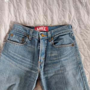 Vintage Levis jeans i mycket bra skick. midjemåttet 34 cm och totallängd 95 cm. Priset kan diskuteras och kan skicka flera bilder 🤗. 