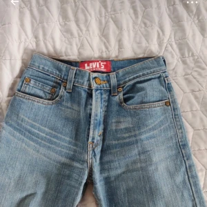 Vintage 2000-tals Levis jeans  - Vintage Levis jeans i mycket bra skick. midjemåttet 34 cm och totallängd 95 cm. Priset kan diskuteras och kan skicka flera bilder 🤗. 