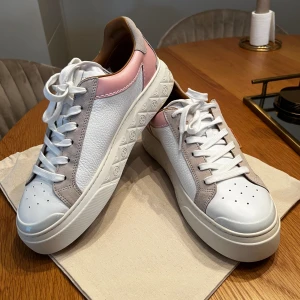 Tory Burch Ladybug sneakers  - Om produkten Passform: Normal Inner foder: 10% getskinn mocka, 90% får läder Överdel: 100% bovine läder Yttersula: 100% gummi Nya/Oanvända