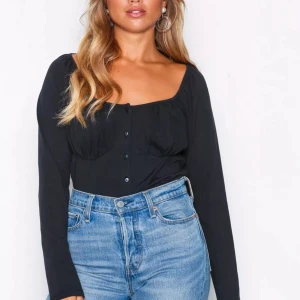 topp  - Topp från Nelly, inga defter alls. Använts 1-2 gånger. Nypris var 250kr. 