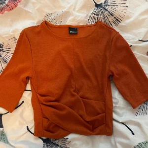Halvärmad blus - Jätte fin blus med halvarm. Säljs då jag inte känner att det riktigt är min stil. Aldrig använd.