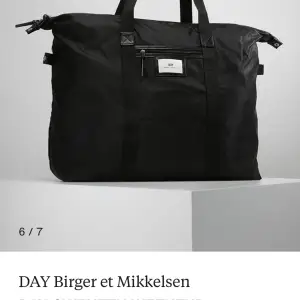 Säljer min fina DAY väska som är i fint skick! Original pris är 599kr💗 bilder kan önskas