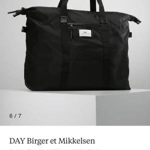Day väska - Säljer min fina DAY väska som är i fint skick! Original pris är 599kr💗 bilder kan önskas
