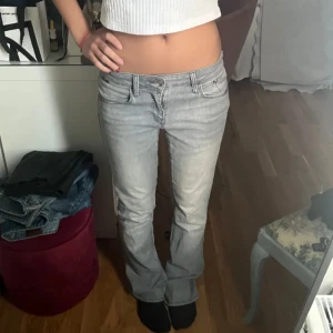 Grå bootcut jeans  - Säljer mina Mavi Bella jeans, köpt här på Plick men var för stora. Skriv gärna för fler bilder❤️kan diskutera pris (lånade bilder)