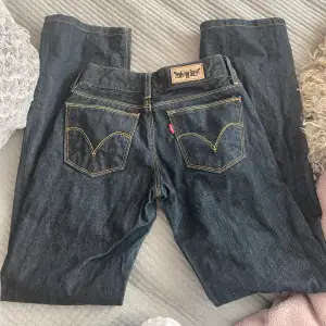 Levis jeans i 501 modellen.🌸 Endast anvönda få gånger därav inga defekter.❣️ 