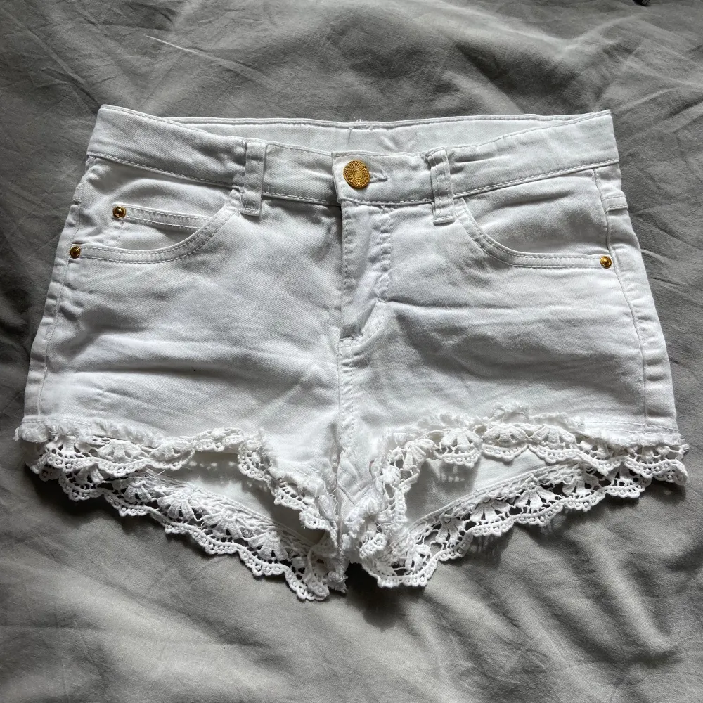 Jätte söta vita jeans shorts med spets detaljer! . Shorts.