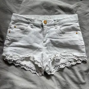 Jätte söta vita jeans shorts med spets detaljer! 