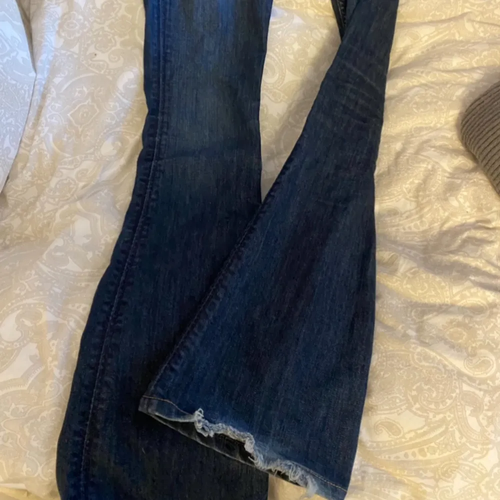 ett par skitsnygga jeans i bootcut💗 passar någon som är 165-175 💕 märket är hudson och dem har skit snygga detaljer på fickorna. lite slitna längst ner (sista bilden) annars topp skick! säljer få jag har fler liknande, säljer true religion i profilen. Jeans & Byxor.