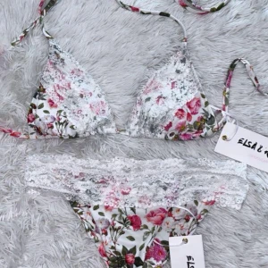 Elsa & Rose bikini  - Bikini från Elsa and Rose me scrunch, ny med prislappar kvar.   Storlek: S Färg: vit med blommor Märke: Elsa & Rose Skickas i påse  Säljes som ett sett!   Kika gärna in på mina andra annonser, säljer fler bikinis.