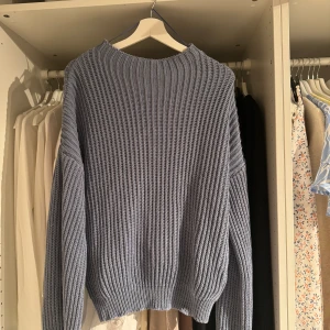 Stickad tröja - Säljer denna fina blåa stickade tröja från NA-KD✨ Använd få tals gånger ✨ Storlek S✨ Skriv för fler bilder🩷