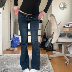 TRUEYS - Så jävla snygga trueys med glitter på sidan!!!! Använda 1 gång så de är i nyskick. Så fin wash på de också asså😻😻jag är 174