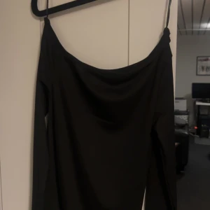 One shoulder topp - Superfina tröja som ja använt en gång, den är one shoulder och sitter as snyggt!!❤️❤️ (skriv om ni vill ha bättre bilder)