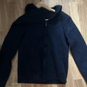 Kashmir tröja  - En väldigt fin 100% Kashmir tröja ifrån John Lewis, inga defekter alls och tröjan är perfekt i sig. Ge bud!