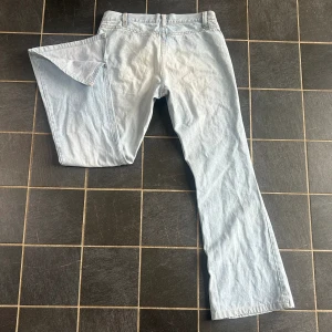 Ljusblå bootcut jeans - Skitsnygga ljusblå bootcut jeans utan bakfickor 💞 Tyvärr för små för mig och därmed säljer jag 😪😪Inga tecken på användning!  Ingen tydlig storlek går att hitta men skulle uppskatta 36/38. Midjemått: 37 cm tvärs över. Innerbenslängd: 74 cm 