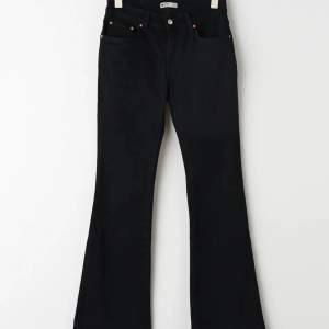 Säljer mina Low Boot Jeans från Gina Tricot i storlek 38, då de aldrig kommer till användning 🖤helt oanvända, endast provade