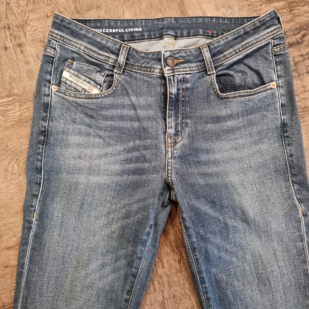 Diesel jeans i strl W29 L32 men omsydda på längden hos Jeansbolaget. Passar mig i längd som är 165 cm, men de är lite längre än 
